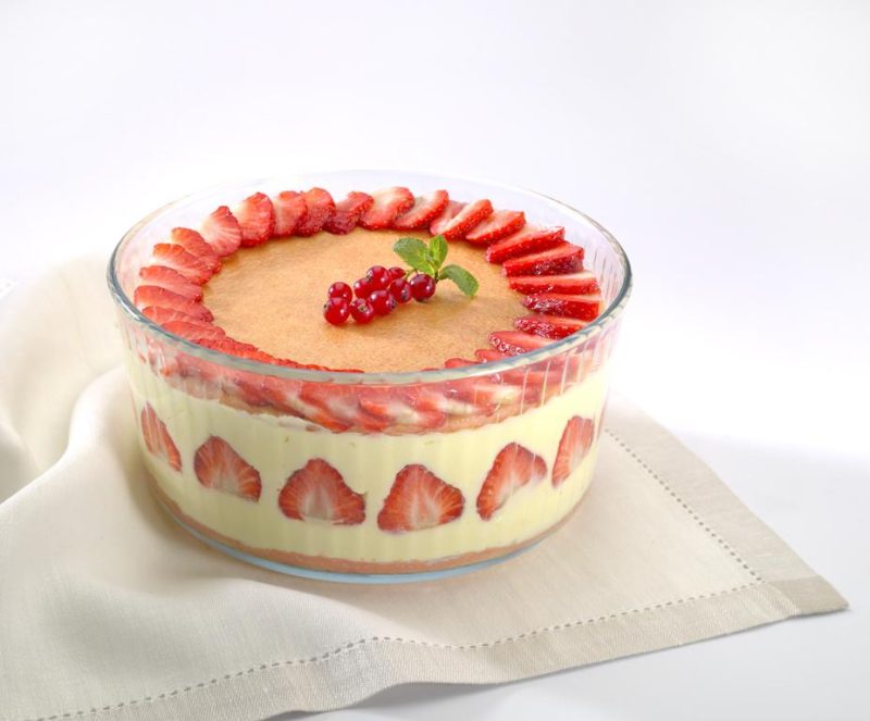 833B000_Bake_Enjoy_SouffleDish_InSituation_StrawberrySouffle_2_HD_2000x